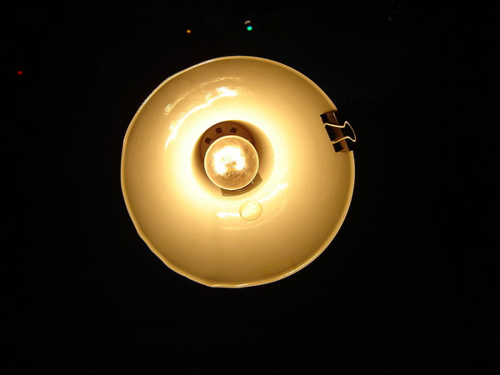 800px Lamp in dark room
